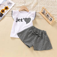 Camiseta con estampado de letras y corazones para niña pequeña de 2 piezas y pantalones cortos con decoración de lazo a cuadros  gris