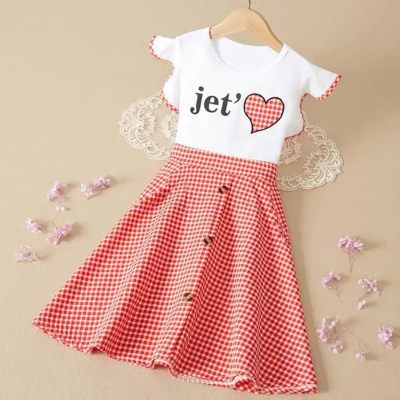 Vestido de manga curta xadrez com estampa de coração e letras para menina pequena
