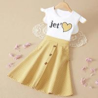 Vestido de manga corta con botones en la parte delantera de patchwork a cuadros con estampado de letras y corazones para niñas pequeñas  Amarillo