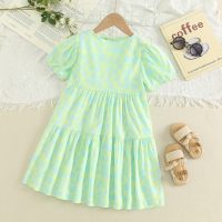 Kleinkind-Mädchen-Color-Block-gepunktetes kurzes Kleid mit Puffärmeln  Grün