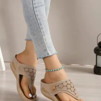 Sandales décontractées pour femmes, nouvelle collection d'été, fond épais, bout clip, talon compensé creux, couleur unie  gris