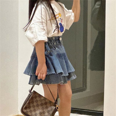 Koreanische Kinderkleidung 2024 Sommer neuer Stil Mädchen modischer Anzug Mädchen Cartoon Kurzarm-T-Shirt Jeansrock