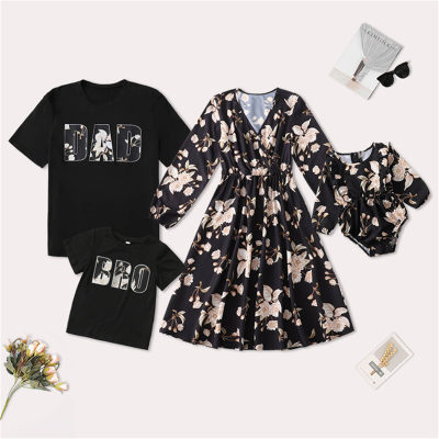Vestido e camiseta de manga longa com estampa floral combinando com família