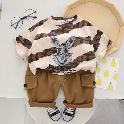 Camiseta de manga corta con estampado de conejo y letras a rayas para niños pequeños de 2 piezas y pantalones cortos de color sólido