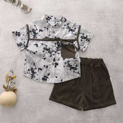 Camisa de manga curta com estampa floral infantil de 2 peças e shorts de cor sólida