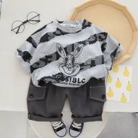 Camiseta de manga corta con estampado de conejo y letras a rayas para niños pequeños de 2 piezas y pantalones cortos de color sólido  gris