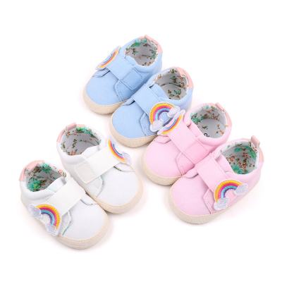 Primavera y otoño nuevo estilo arco iris lindo bebé niña zapatos de tela inferior antideslizante 0-12 meses bebé zapatos de aprendizaje BYQ3181