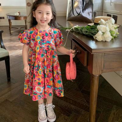 Vestido floral de manga curta com decote redondo para menina