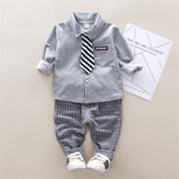 Camisa de solapa con estampado de letras de color sólido para niños pequeños de 2 piezas y pantalones rectos a rayas  gris