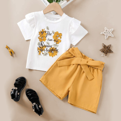 Conjunto de 3 piezas de camiseta floral y pantalones con cinturón para niños pequeños